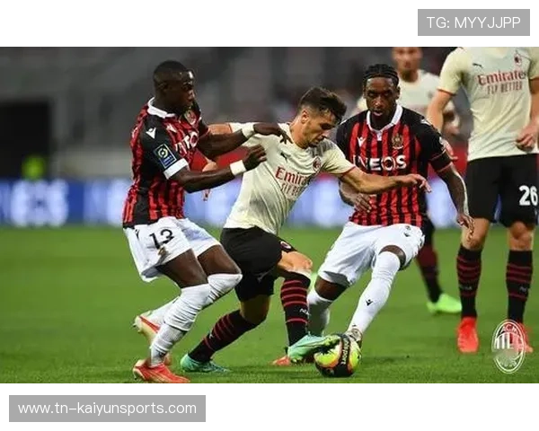 吉鲁角球点破对方禁区防线